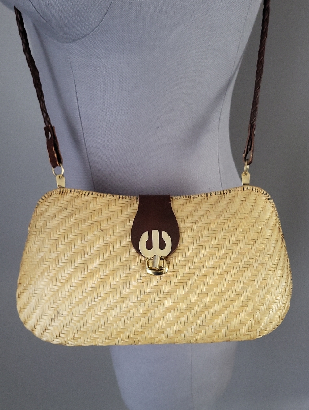 Vintage Woven Straw Rattan shoulder Bag with Leather Trim & Statement Clasp - Picture 4 of 16